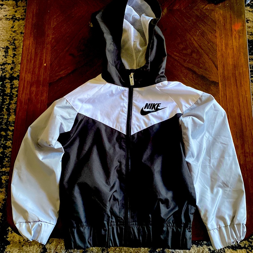 Nike sportswear Windrunner, little kids full-zip Jacket.                Size 5T